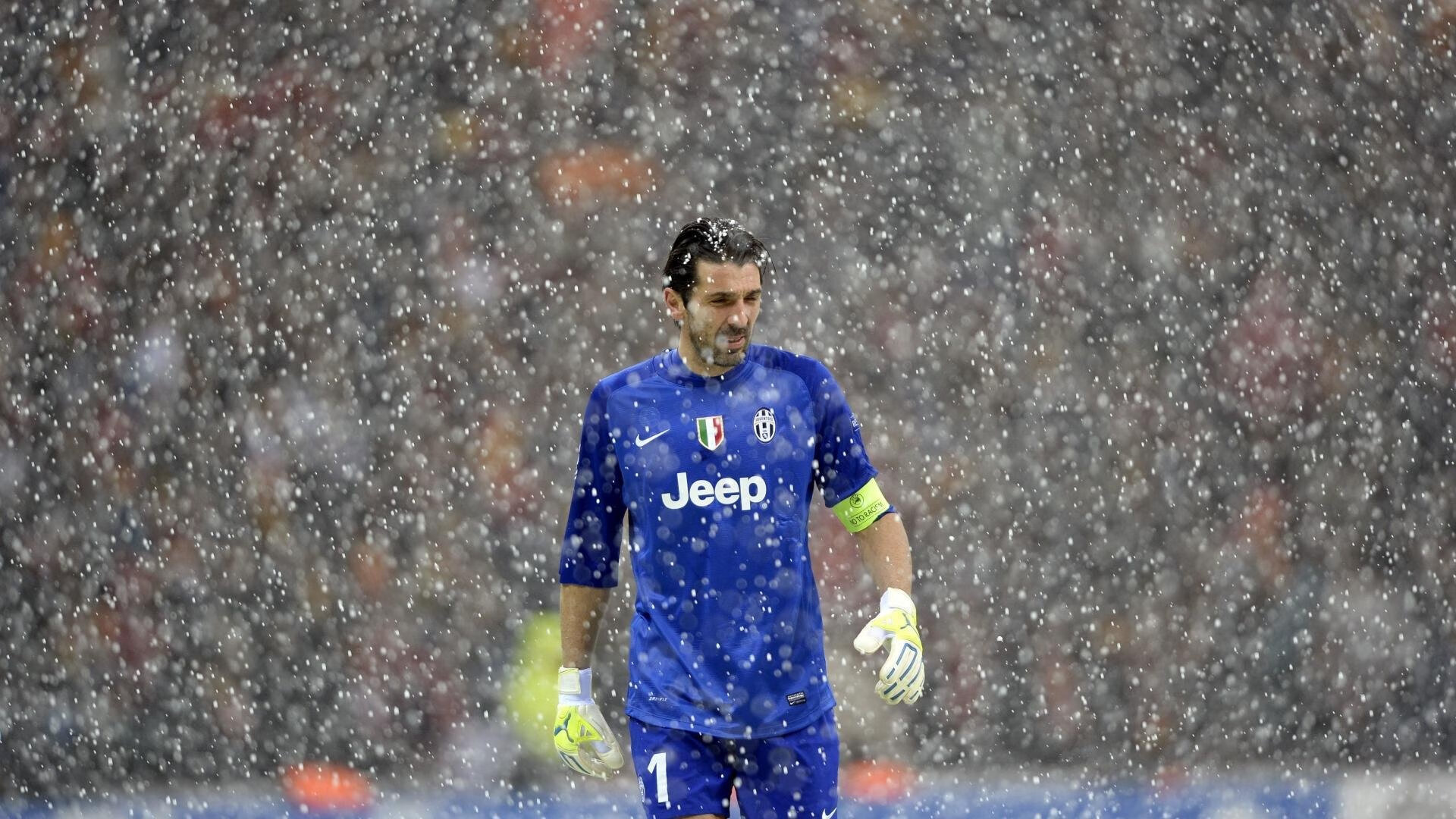 朱婷带队抵达赛区开启备战模式，朱婷带伤参加比赛